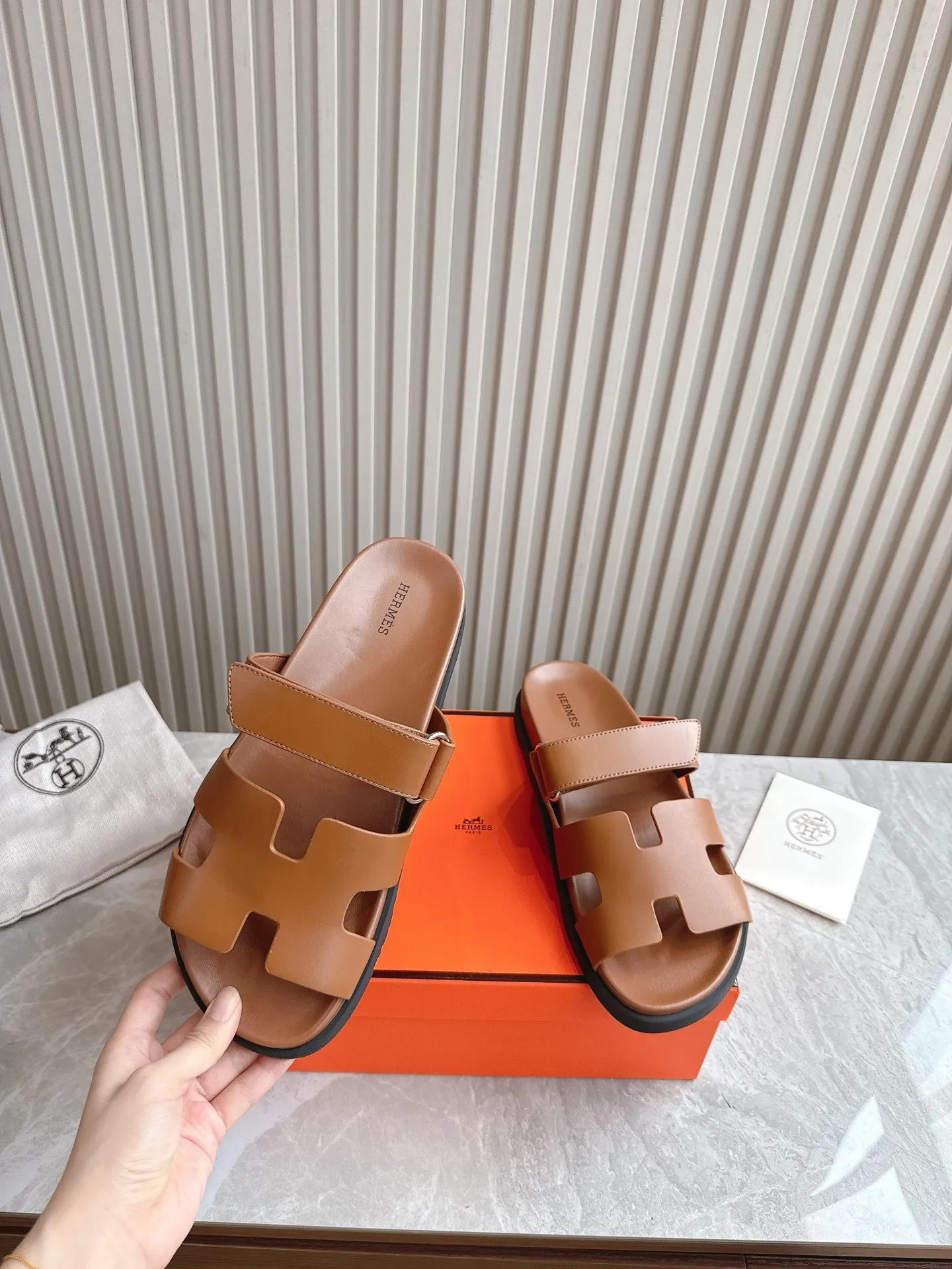 p480🐮🐮Couple model (top version) H family 2024 spring and summer new style HERMES Hermes' recently popular couple model pig nose angle sandals and slippers, paired with various colorful socks, popular. Upper: imported original deerskin (the genuine leather edging is not ordinary super migration). Lining: imported genuine leather. Outsole: Tpu non-slip and wear-resistant outsole. Size: Female 35-42 (40/42 non-returnable and non-exchangeable) Male size: 39-45 (45 non-refundable and non-exchangeable)